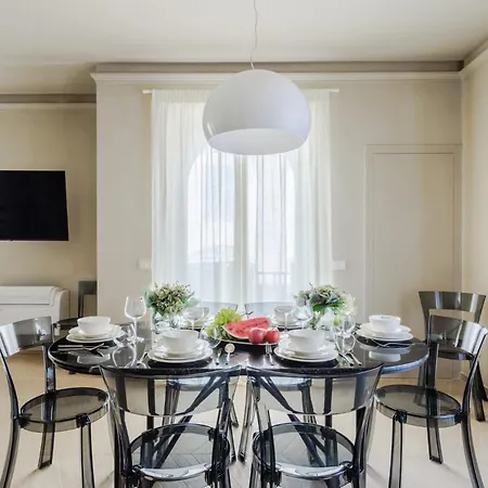 Pinoli Modern With Elevator And Balcony Daire Lucca