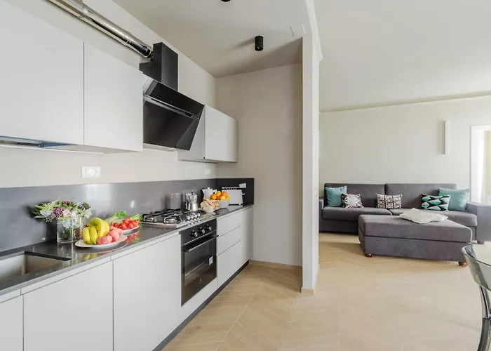 Pinoli Modern With Elevator And Balcony 루카